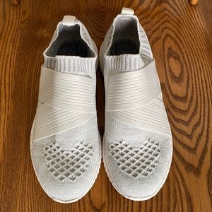 Bionica grey sneakers size 8 gently worn